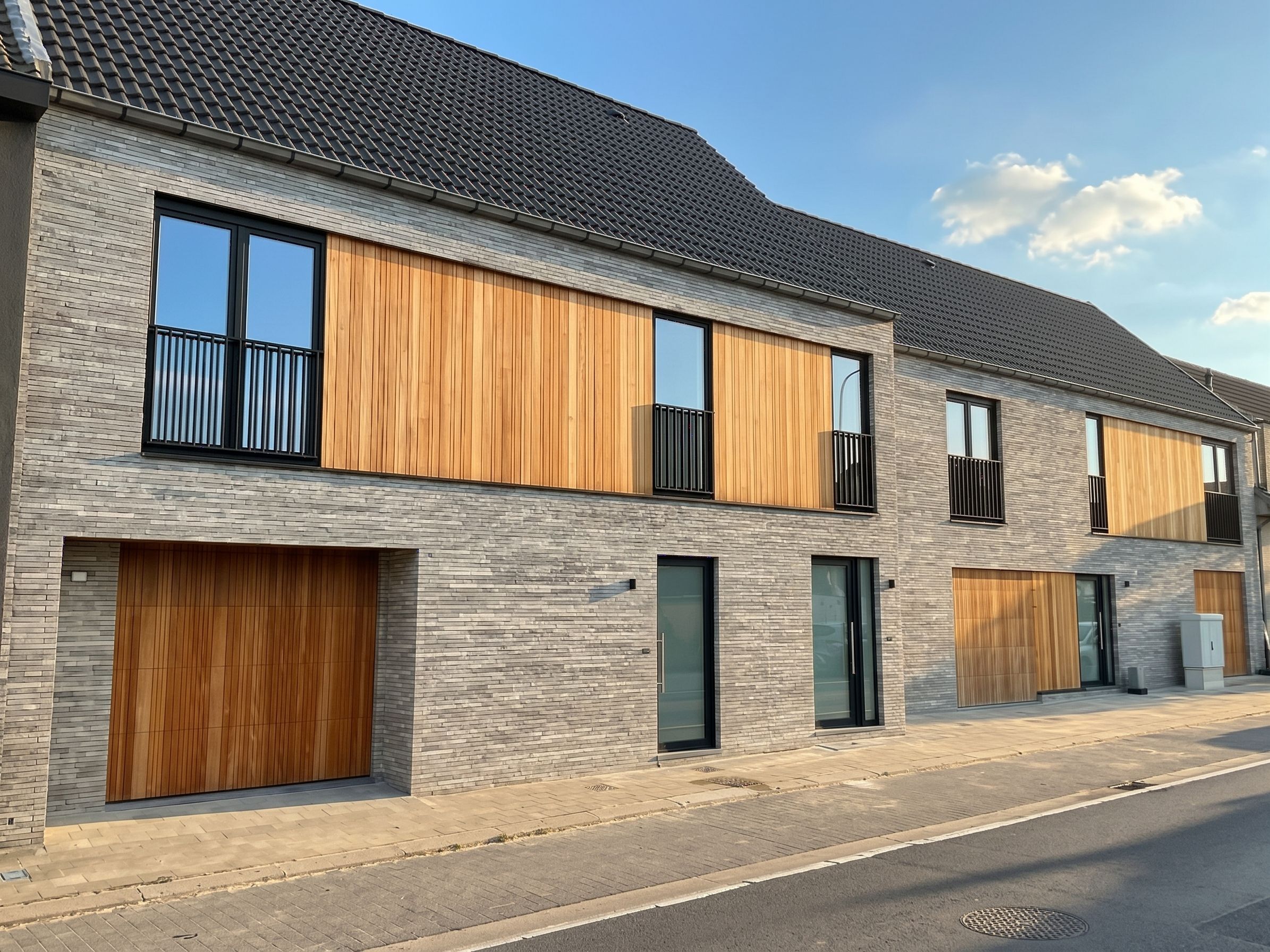 Drie afgewerkte nieuwbouwwoningen met houten gevelaccenten aan de Gottemstraat in Dentergem