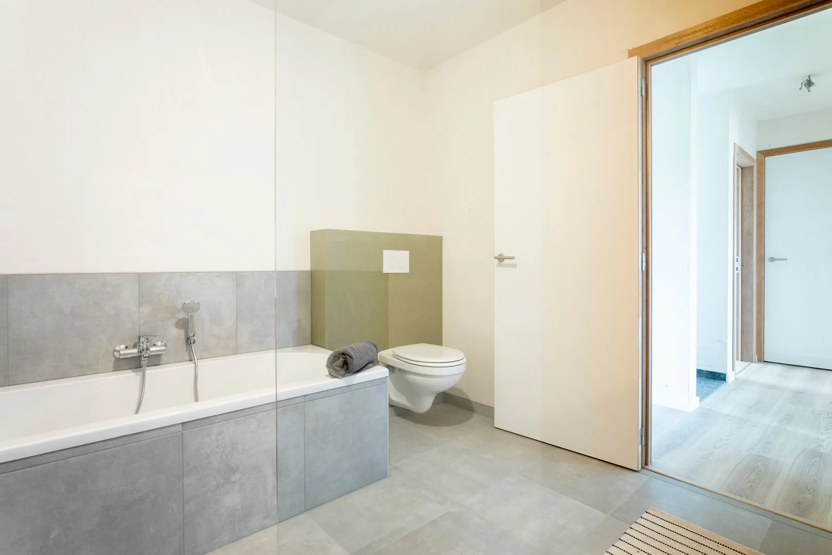 Badkamer met ligbad en hangtoilet in een woning in Mirrepadde, Wakken
