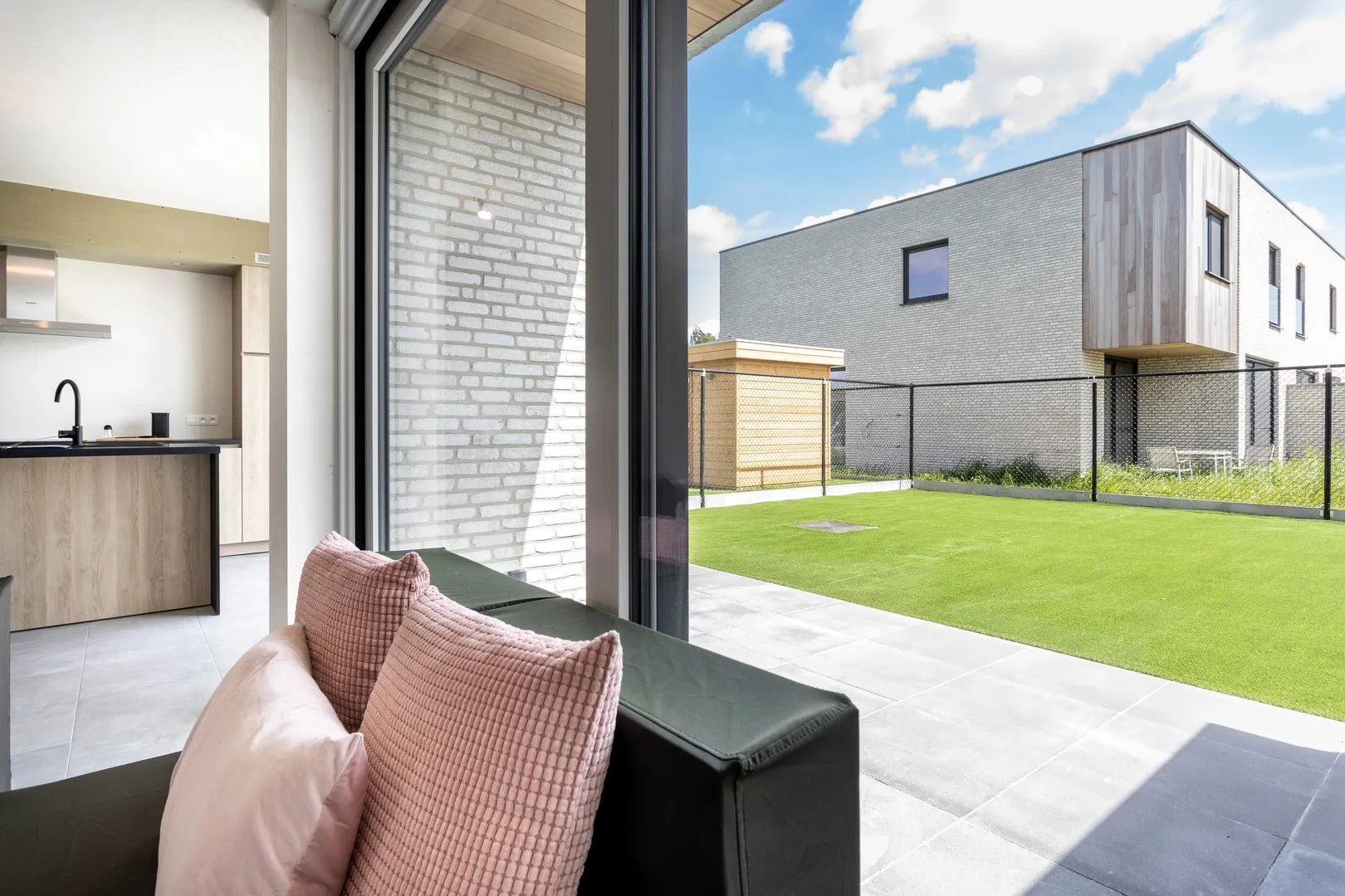 Living met schuifraam naar het terras en de tuin van een woning in Mirrepadde, Wakken