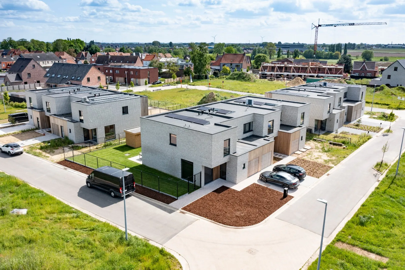 Luchtfoto van de woningen van Mirrepadde fase 2 in Wakken, met zonnepanelen op het dak