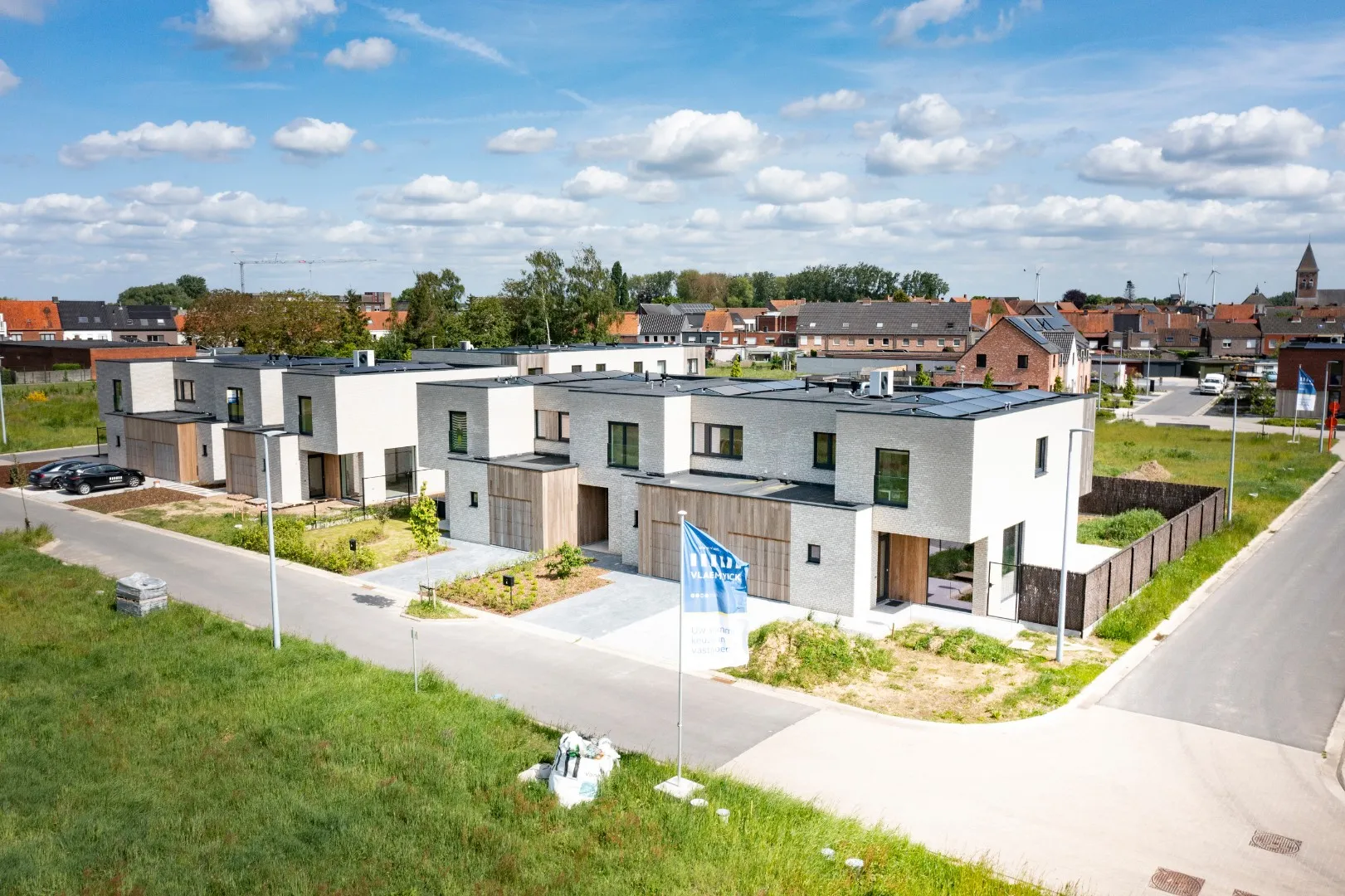 Moderne nieuwbouwwoningen van Mirrepadde fase 2 in Wakken, met de kerktoren van Wakken op de achtergrond