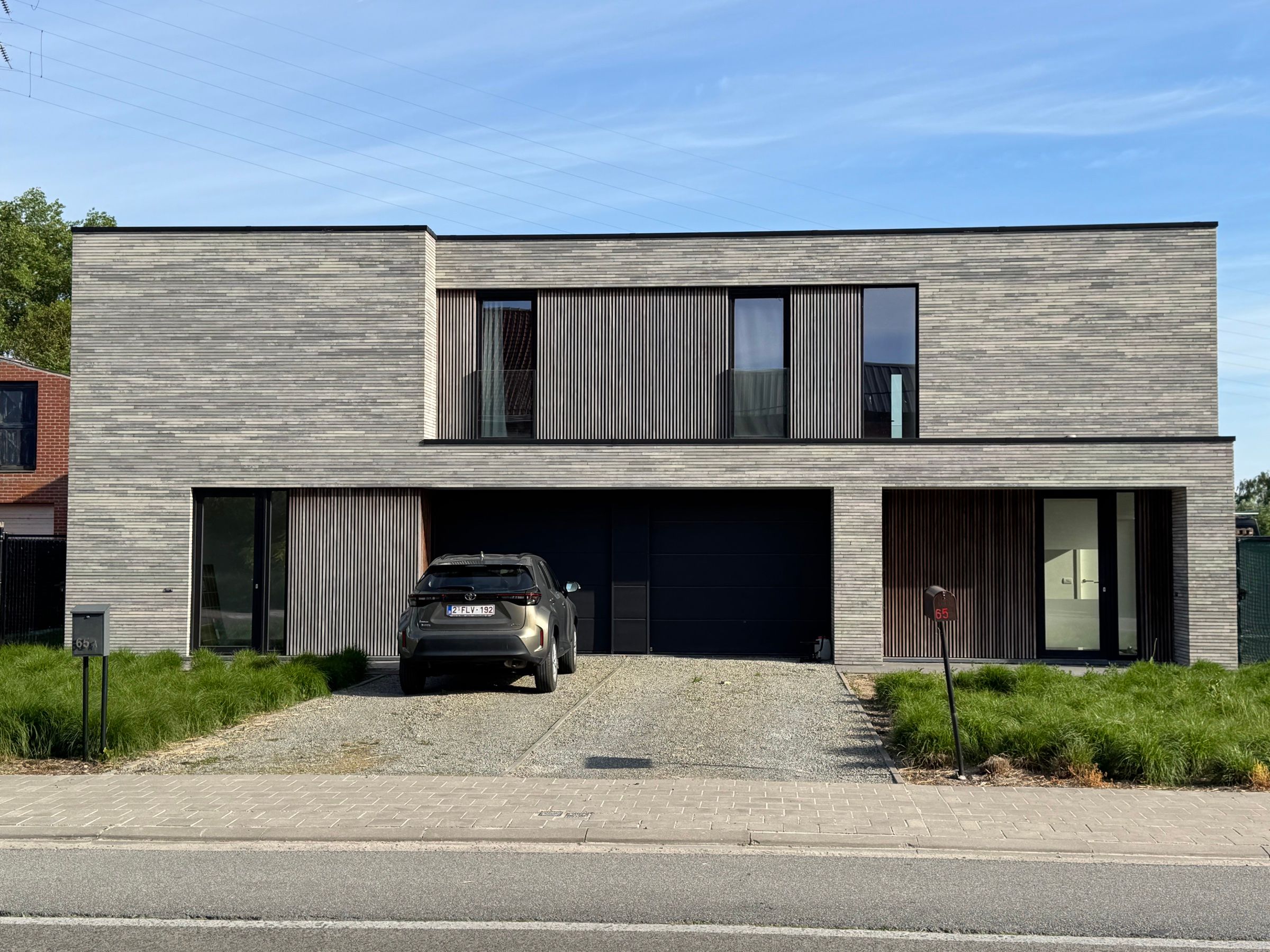 Twee afgewerkte moderne halfopen woningen aan de Oeselgemstraat in Wakken