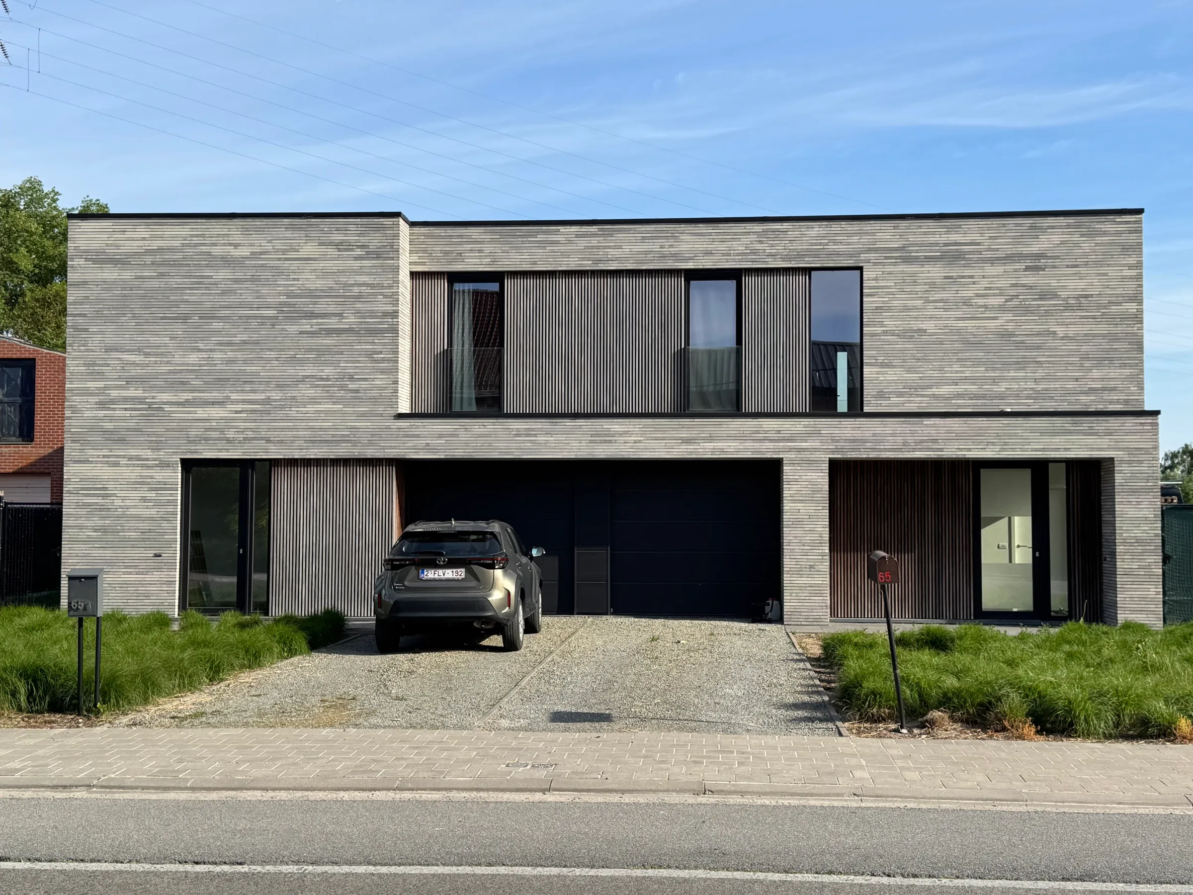 Twee afgewerkte moderne halfopen woningen aan de Oeselgemstraat in Wakken